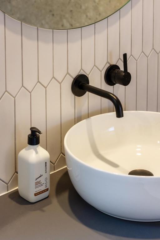 Stylish 3 Bedroom Home in Prime City with Garage - Resim 41