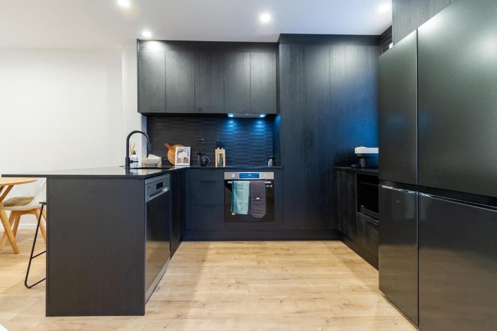 Stylish 3 Bedroom Home in Prime City with Garage - Resim 20