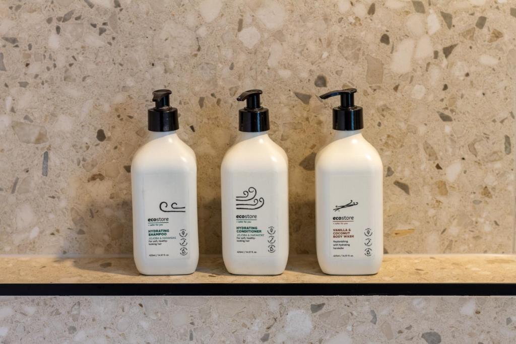 Stylish 3 Bedroom Home in Prime City with Garage - Resim 42