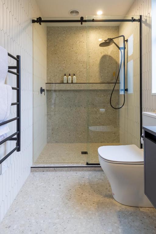 Stylish 3 Bedroom Home in Prime City with Garage - Resim 8