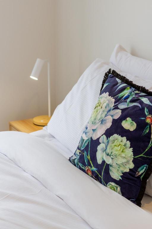 Stylish 3 Bedroom Home in Prime City with Garage - Resim 36