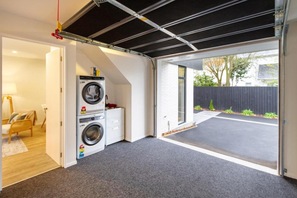 Stylish 3 Bedroom Home in Prime City with Garage - Resim 43