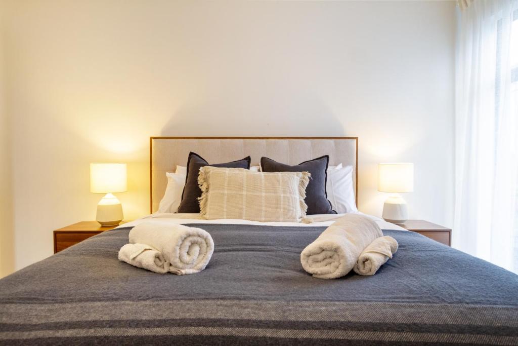 Stylish 3 Bedroom Home in Prime City with Garage - Resim 7