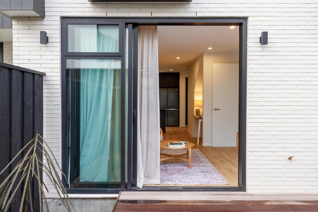 Stylish 3 Bedroom Home in Prime City with Garage - Resim 45