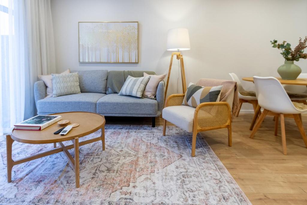 Stylish 3 Bedroom Home in Prime City with Garage - Resim 9