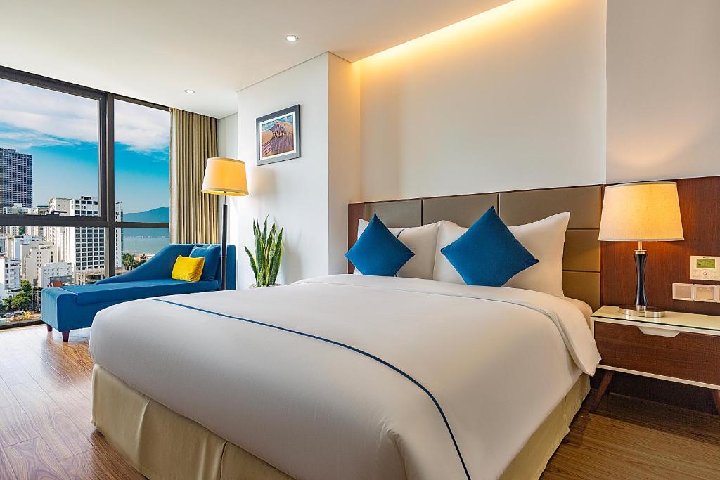 Postel nebo postele na pokoji v ubytování Pavilion Hotel Da Nang