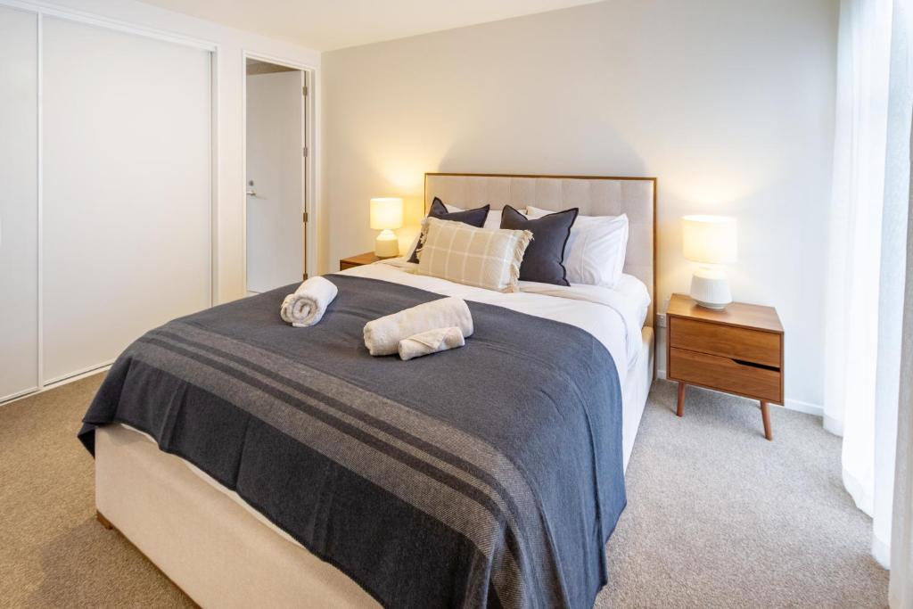 Stylish 3 Bedroom Home in Prime City with Garage - Resim 25