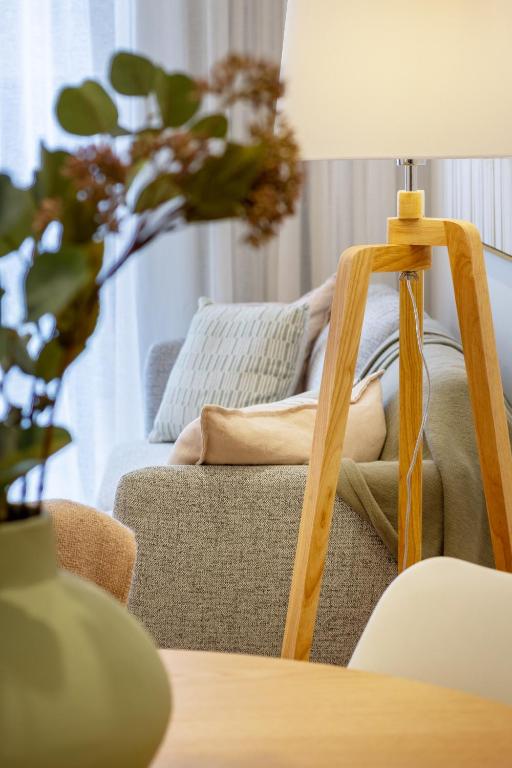 Stylish 3 Bedroom Home in Prime City with Garage - Resim 11