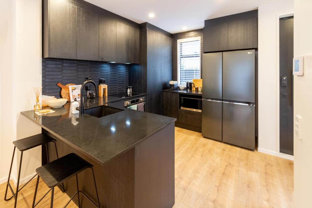 Stylish 3 Bedroom Home in Prime City with Garage - Resim 19