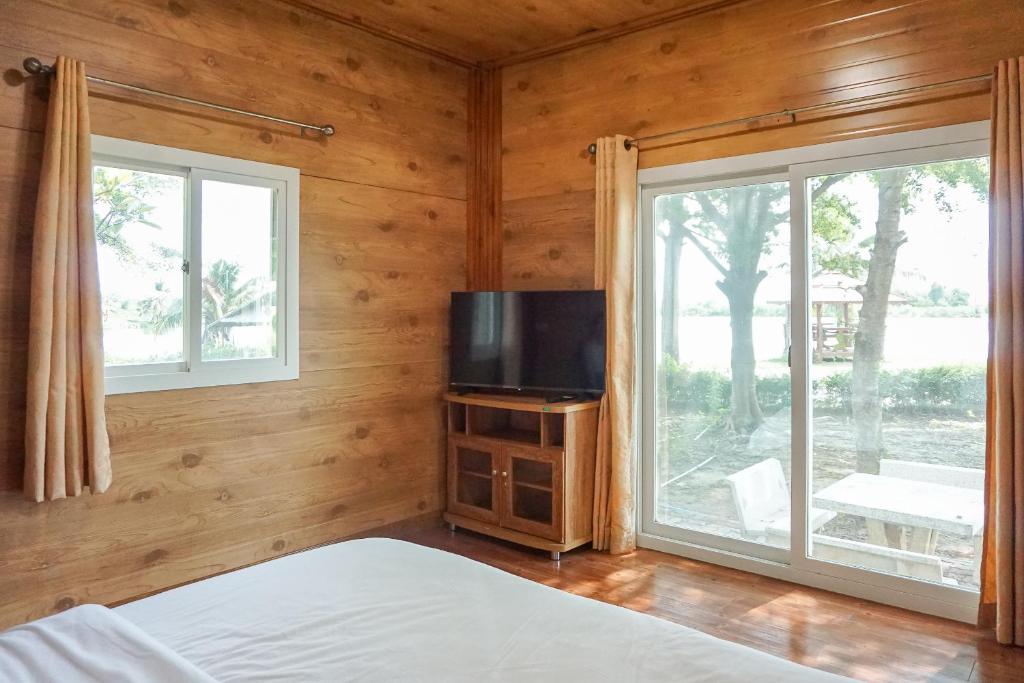 TV a/nebo společenská místnost v ubytování Beung Sampathuan Nakornchaisri Resort