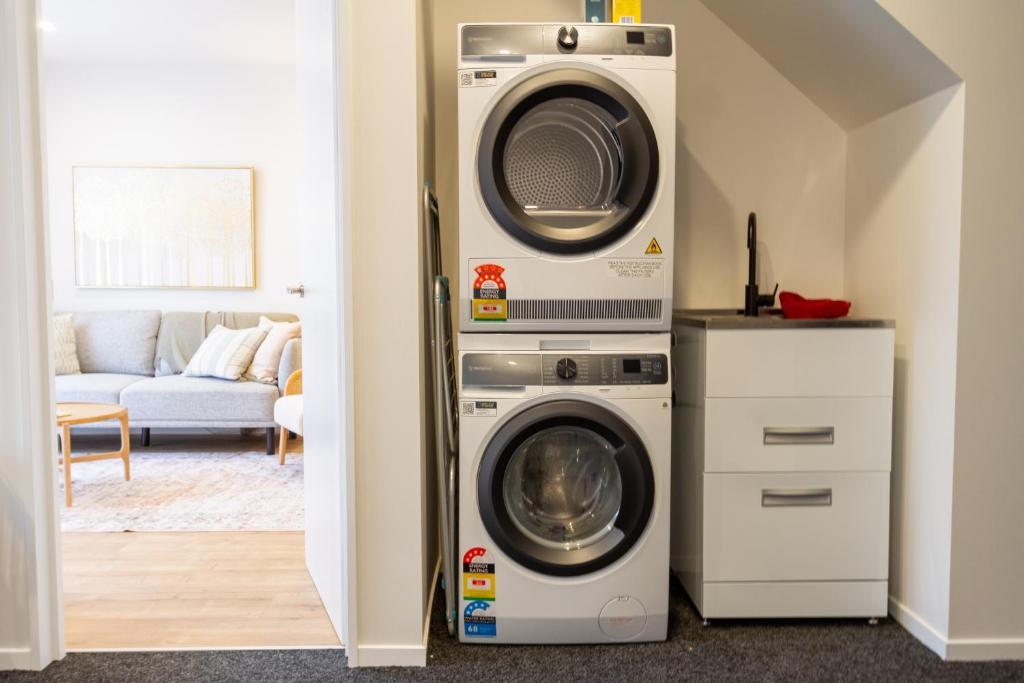 Stylish 3 Bedroom Home in Prime City with Garage - Resim 44