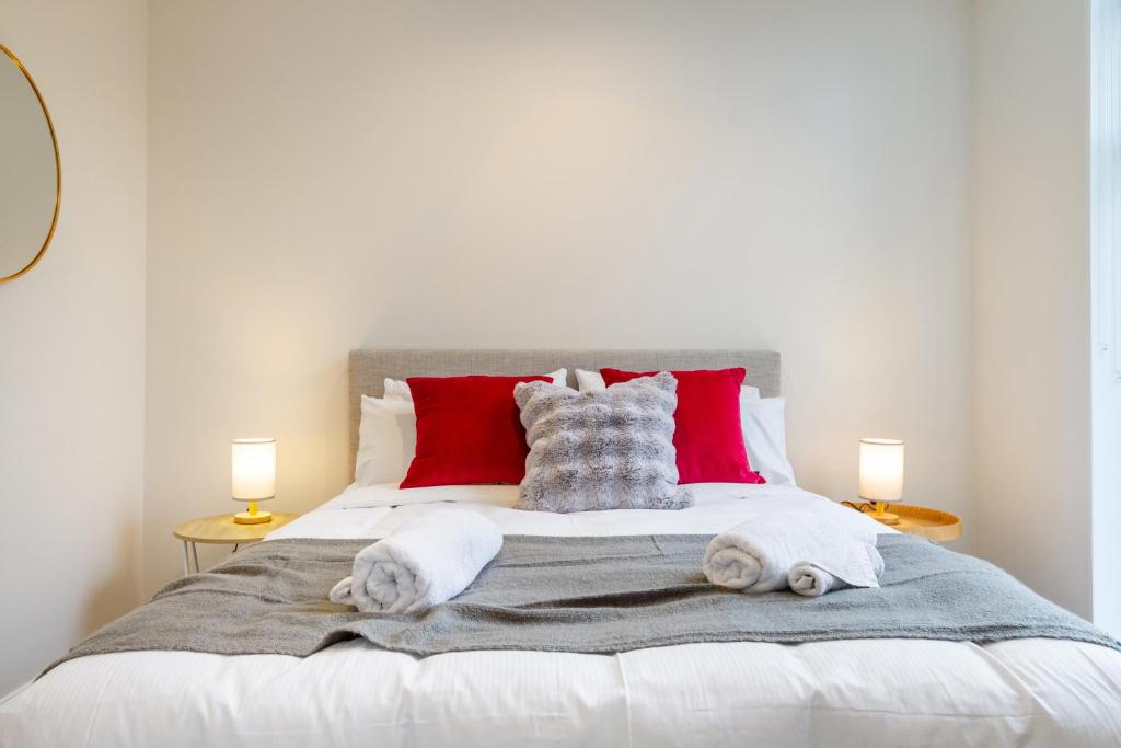 Stylish 3 Bedroom Home in Prime City with Garage - Resim 34