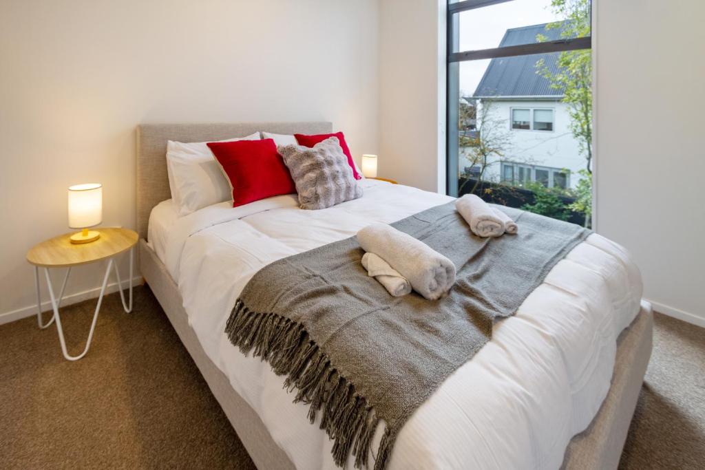 Stylish 3 Bedroom Home in Prime City with Garage - Resim 2