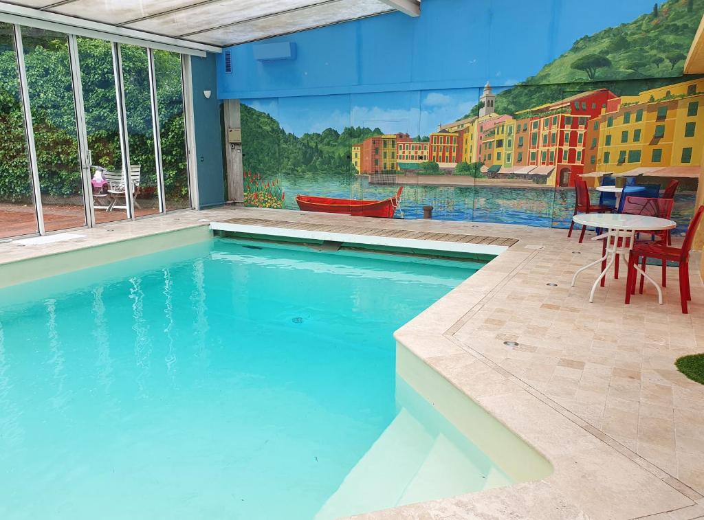 a swimming pool with a view of a building at EXIGEHOME-Maison avec piscine et tennis à 30 min de Paris in Saint-Gratien