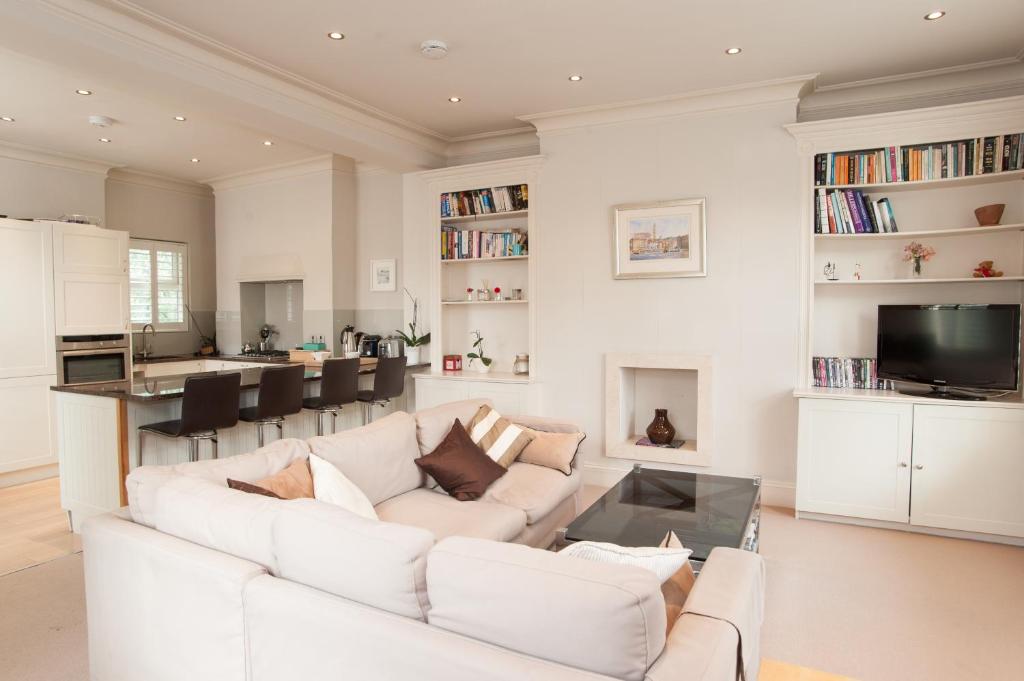 A seating area at Veeve - Two Bed Maisonette in Chelsea 