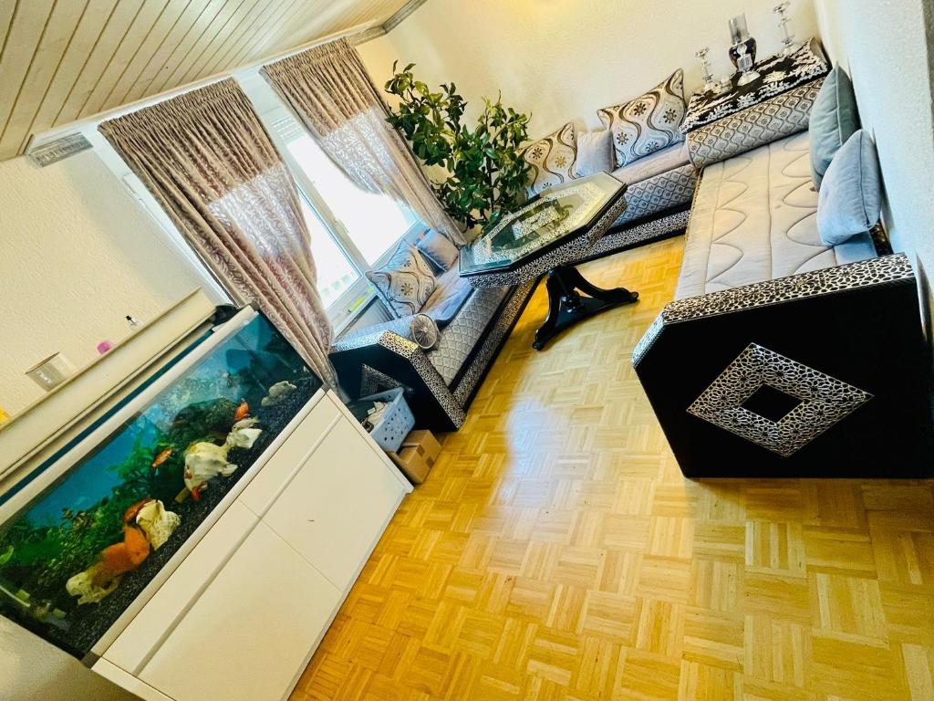 einen Blick über ein Wohnzimmer mit einem Aquarium in der Unterkunft Sehr gemütliches und gepflegtes Zimmer 8 Km von Bern-City in Köniz