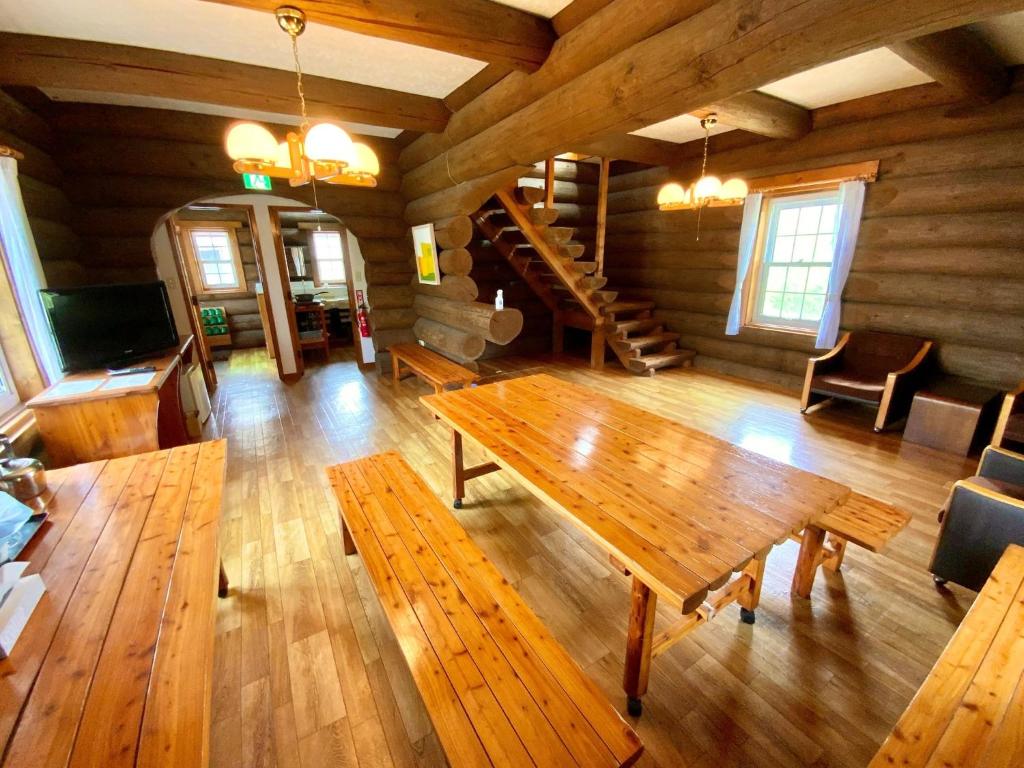 een woonkamer met een houten tafel bij Mashuko Youth Hostel - Vacation STAY 01024v in Teshikaga