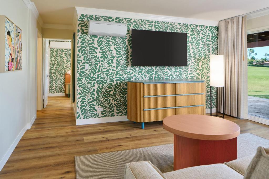 TV a/nebo společenská místnost v ubytování Royal Lahaina Resort & Bungalows
