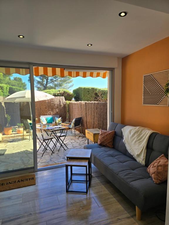 un salon avec un canapé et une table dans l'établissement Sunshine, à La Ciotat