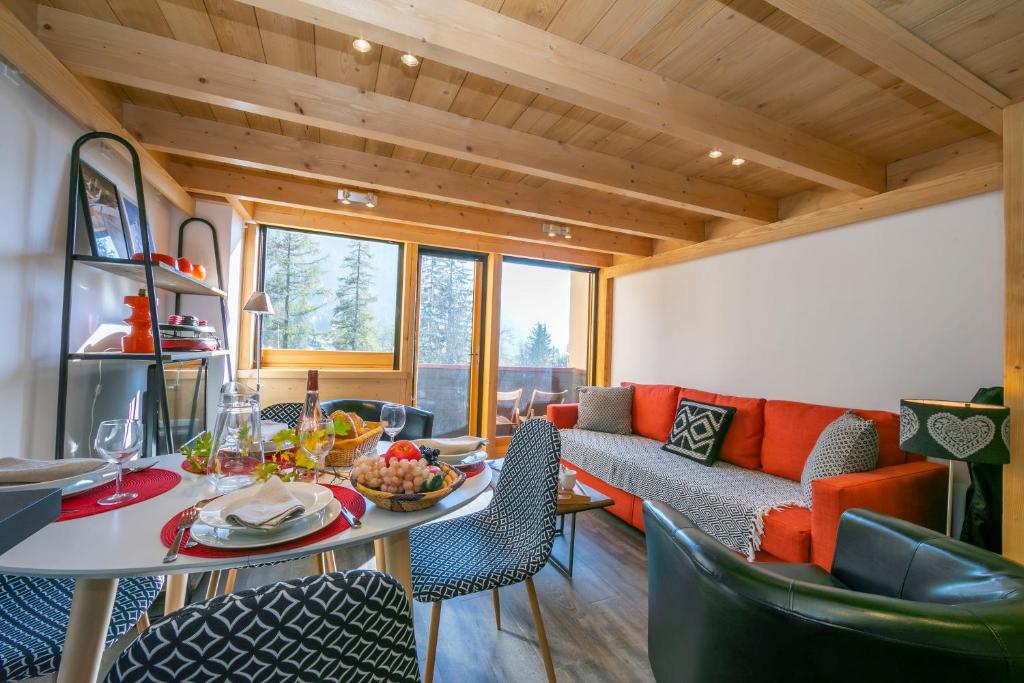 sala de estar con sofá y mesa en Résidence Grand Roc - Ancolies 207 - Happy Rentals en Chamonix-Mont-Blanc