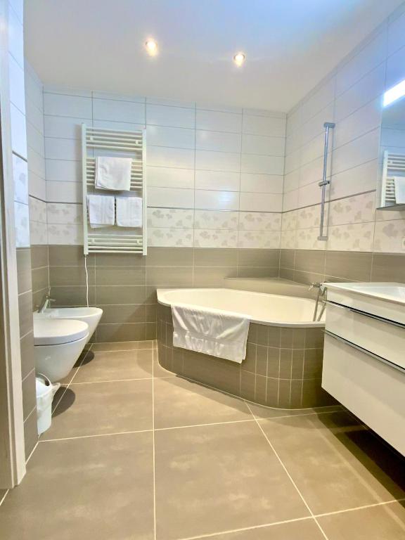 Koupelna v ubytování FAAKER SEE HIDEAWAY - Apartment mit Garten