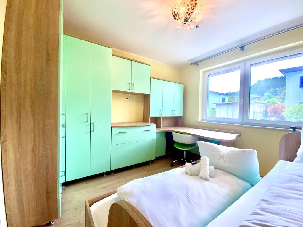 Kuchyň nebo kuchyňský kout v ubytování FAAKER SEE HIDEAWAY - Apartment mit Garten