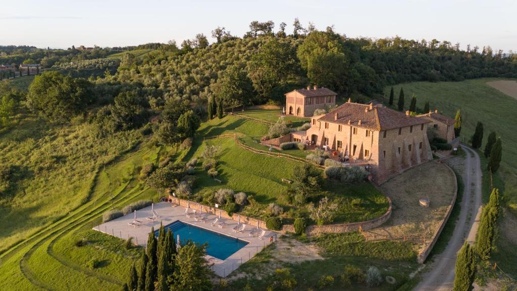 una vista aerea di una villa su una collina di Poggio Giulia a Montaione