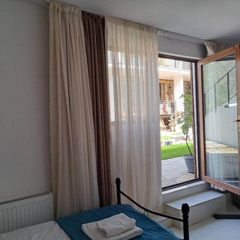 Postel nebo postele na pokoji v ubytování mood hotel kazbegi garden
