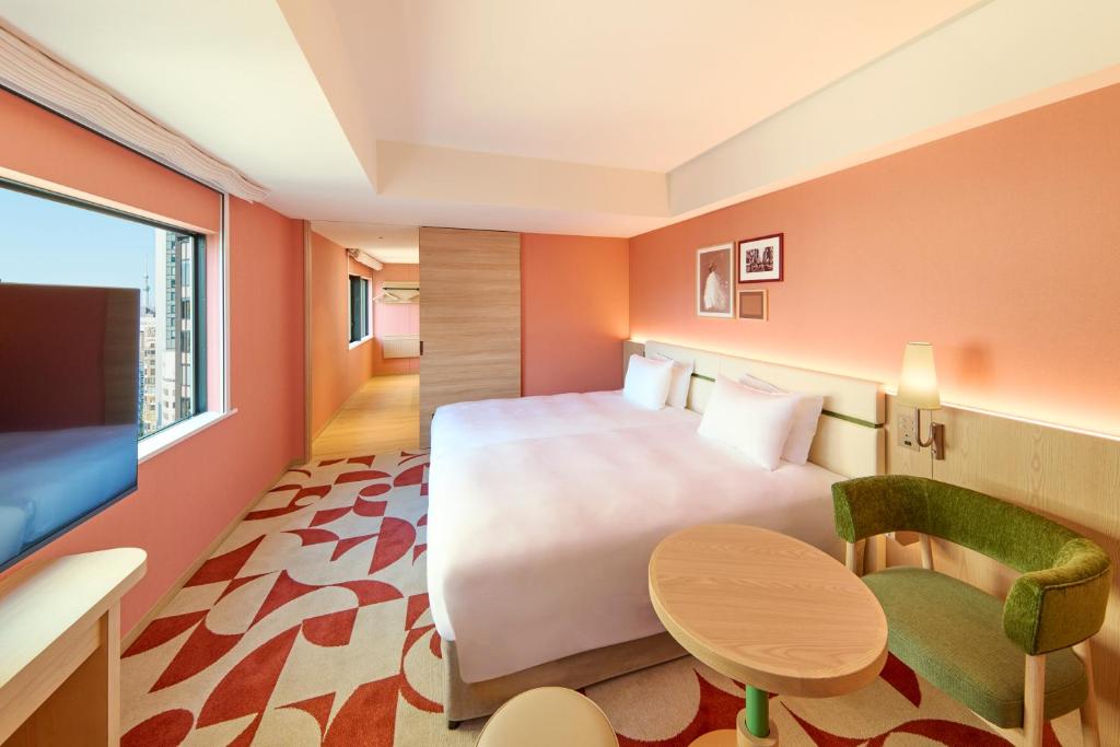 Postel nebo postele na pokoji v ubytování The Royal Park Hotel Ginza 6-Chome