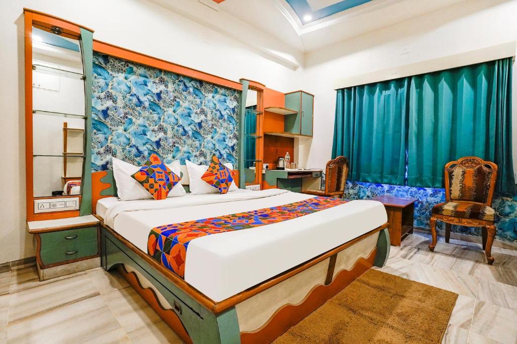 een slaapkamer met een bed en een stoel in een kamer bij FabHotel Rest & Peace in Ahmedabad