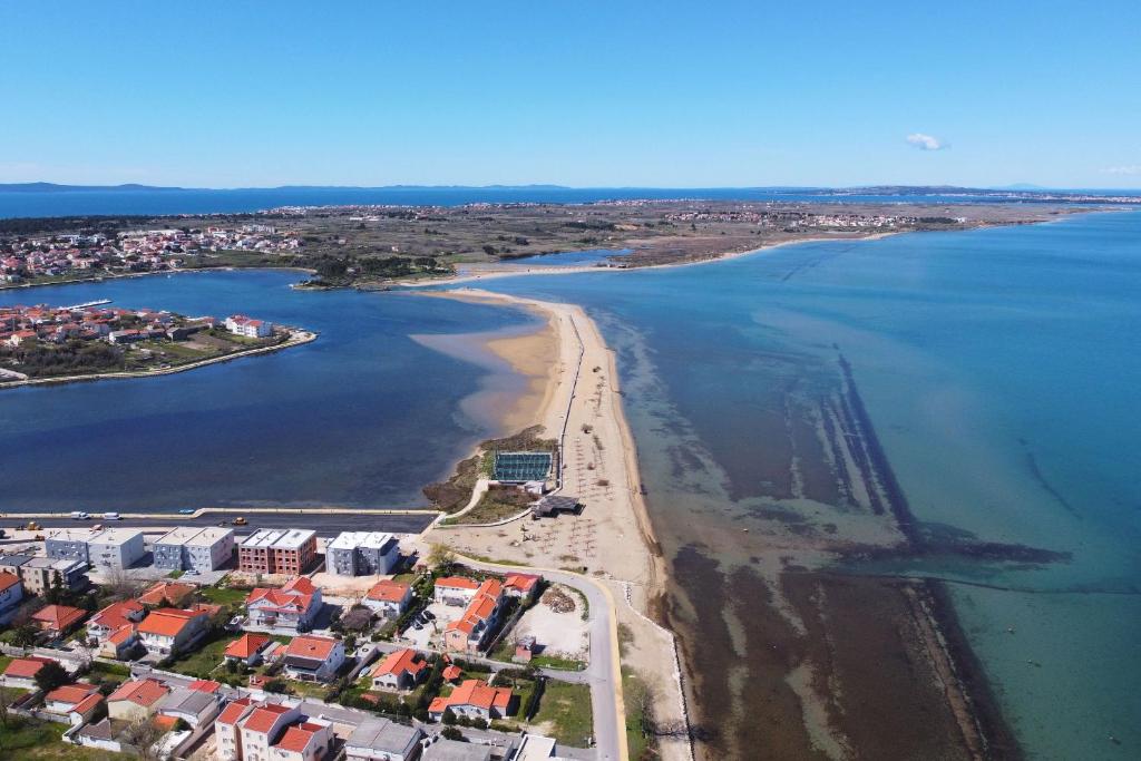 una vista aerea di una spiaggia e dell'oceano di Holiday home Maslina a Nin