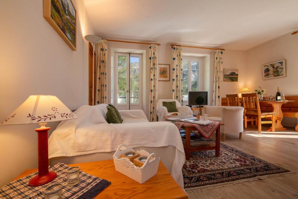 een slaapkamer met een bed en een woonkamer bij Résidence Bel'Alp 16 - Happy Rentals in Chamonix-Mont-Blanc