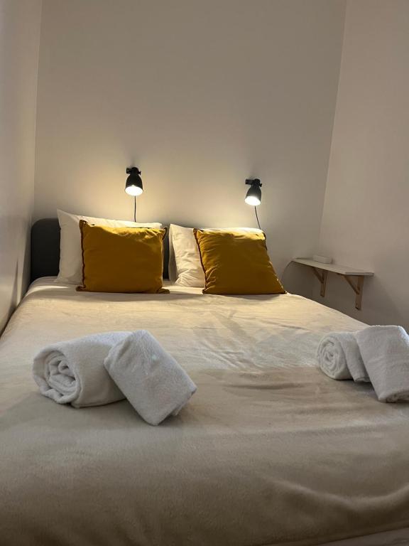 a bedroom with a bed with towels on it at Cozy apartment Elvas1 in Elvas