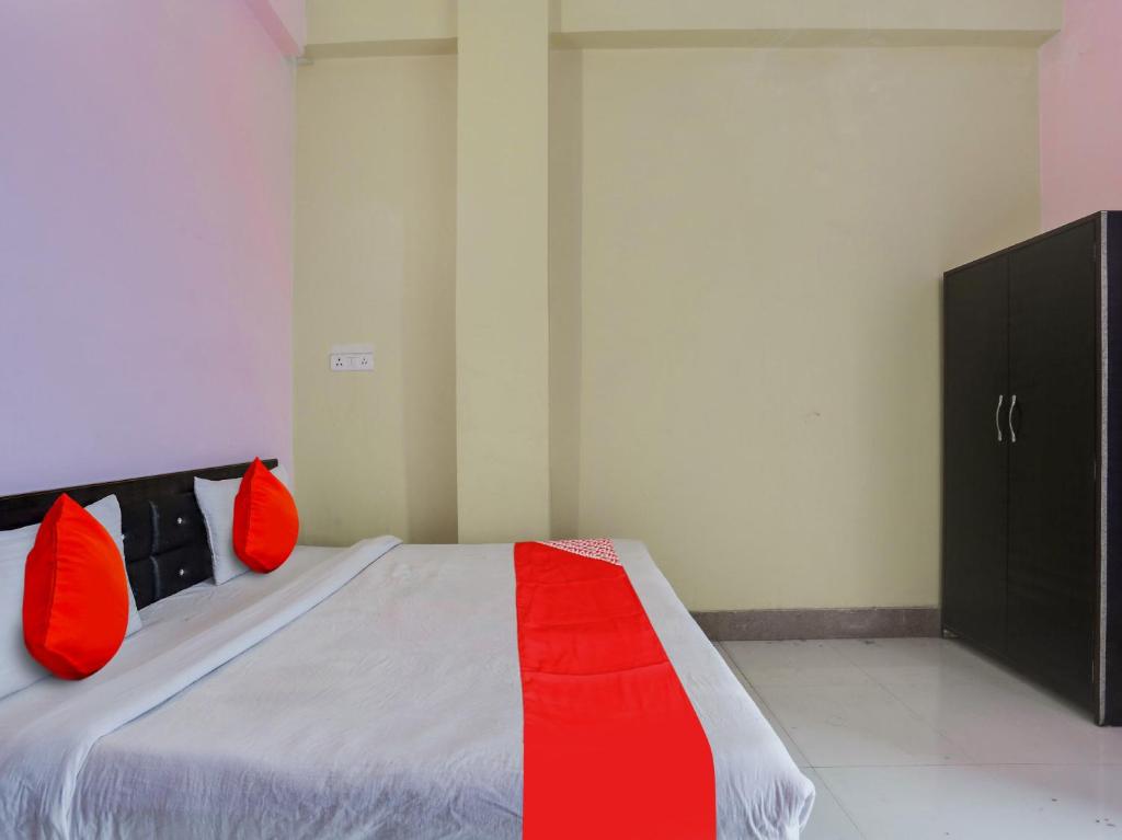 מיטה או מיטות בחדר ב-OYO Flagship Radhe Radhe Hotels
