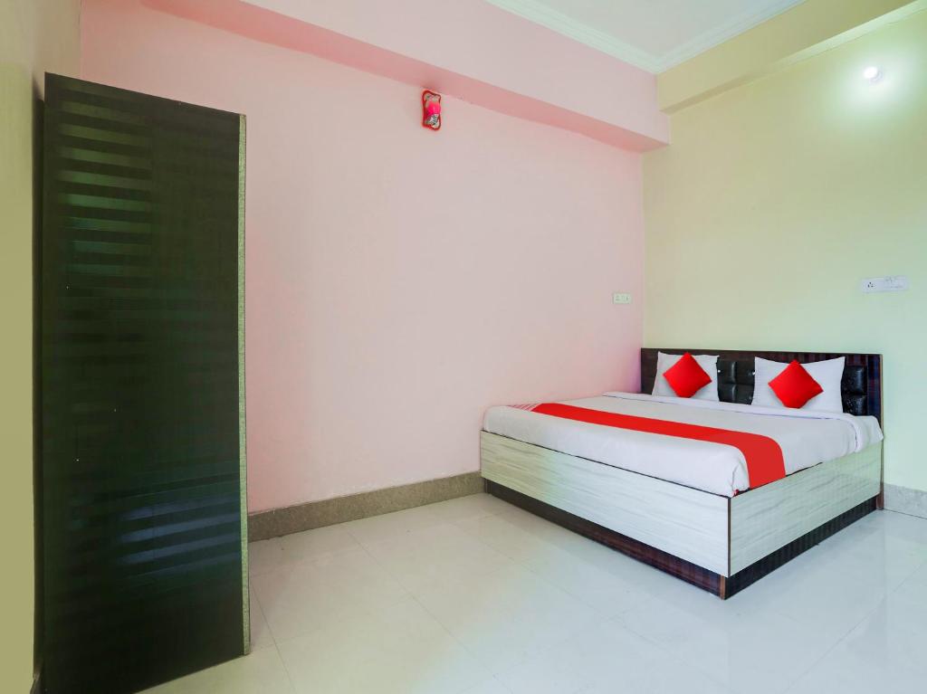 Una cama o camas en una habitación de OYO Flagship Radhe Radhe Hotels