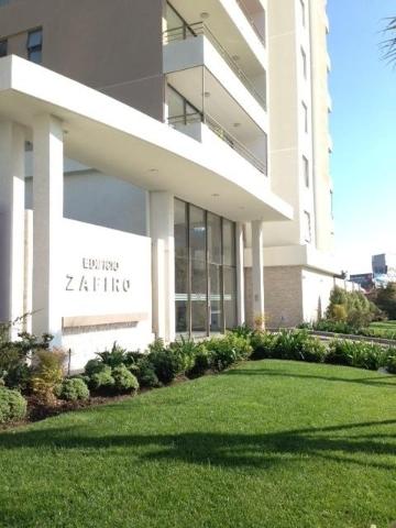 un edificio con un cartel en el costado en Edificio Zafiro Reñaca, en Viña del Mar