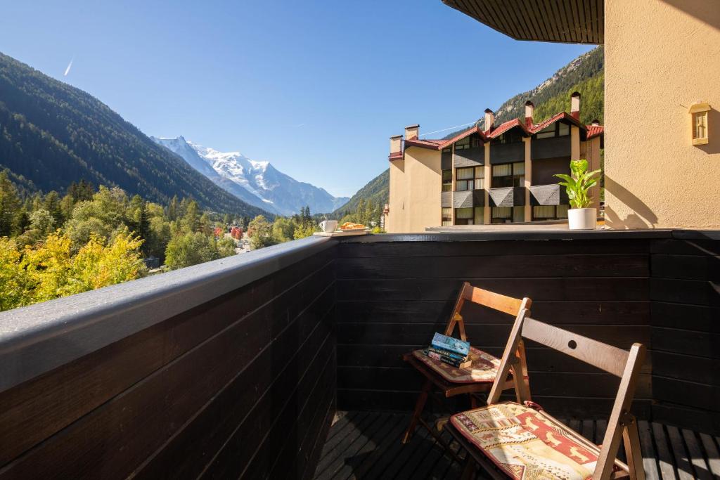 einen Stuhl auf einem Balkon mit Bergblick in der Unterkunft Résidence Grand Roc - Campanules 213 - Happy Rentals in Chamonix-Mont-Blanc