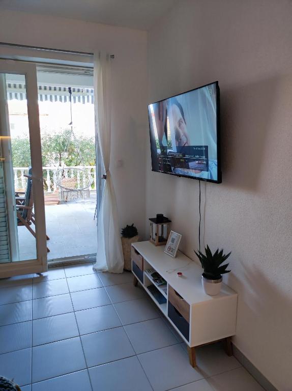 Telewizja i/lub zestaw kina domowego w obiekcie Meggy