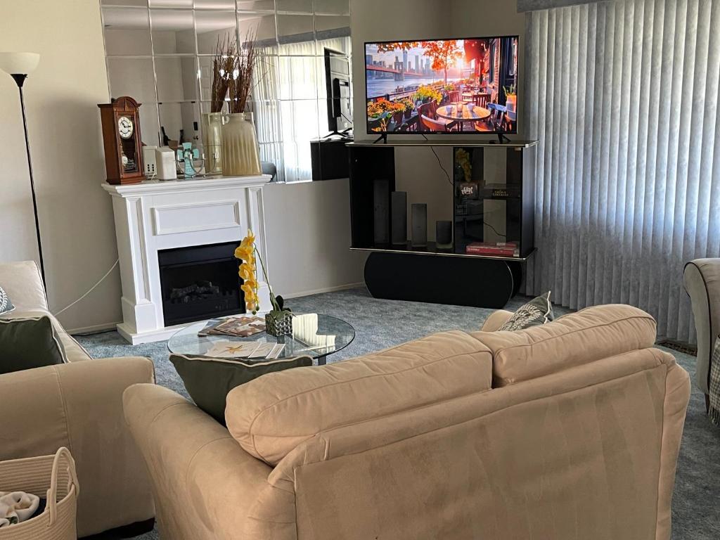 sala de estar con sofá y TV en Stays by HOC - Pet Friendly Cozy & Comfort Cape, en Willingboro