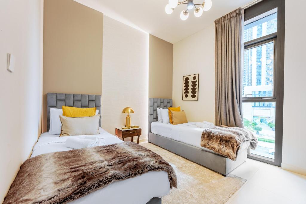 Postel nebo postele na pokoji v ubytování Stayis l 2BR Iconic Burj Khalifa View Partial