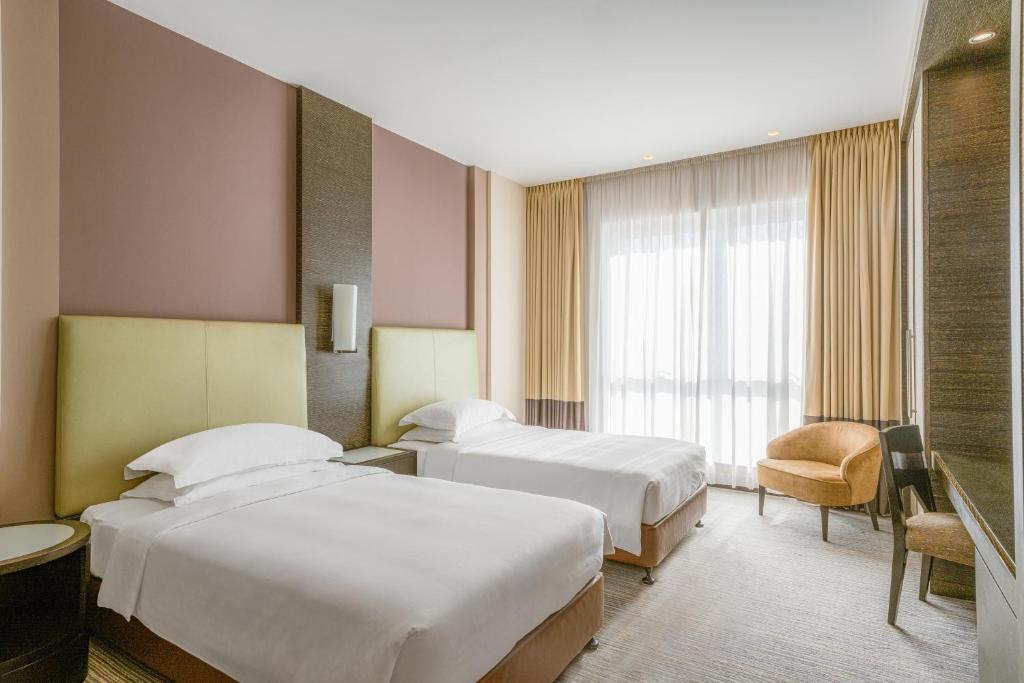 Postel nebo postele na pokoji v ubytování Four Points by Sheraton Al Ain