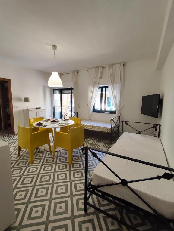 Televízia a/alebo spoločenská miestnosť v ubytovaní Case Borgo Vacanze