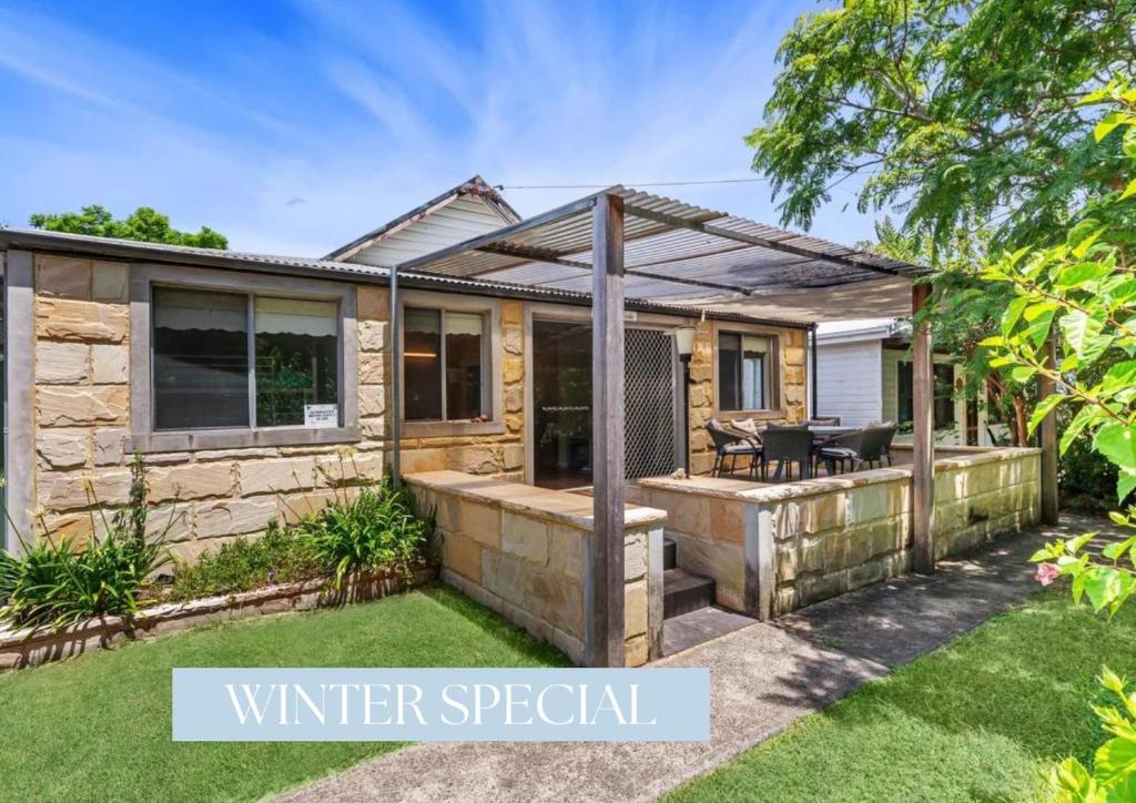 une maison spéciale d'hiver avec une terrasse et un patio extérieurs dans l'établissement Archie s Abode By Coast Holidays, à Patonga Beach