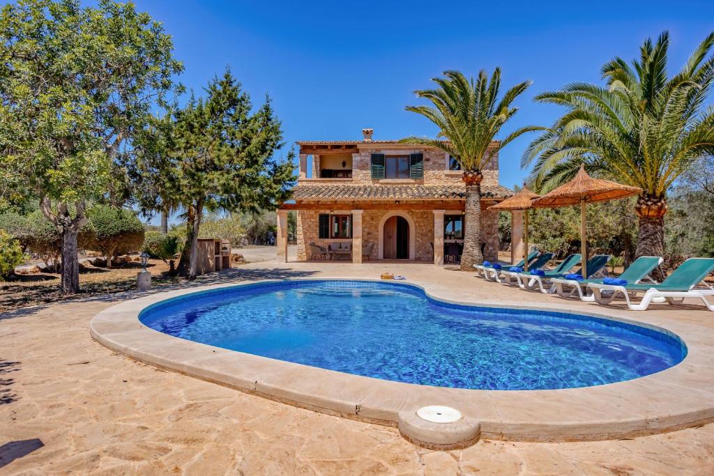 una imagen de una villa con piscina en Rustica Talaia Vella mit Pool und Wifi, en Cala Santanyi