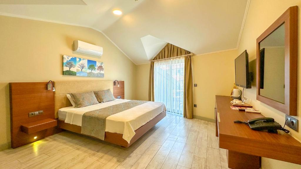 Postel nebo postele na pokoji v ubytování Göcek Centre Hotel
