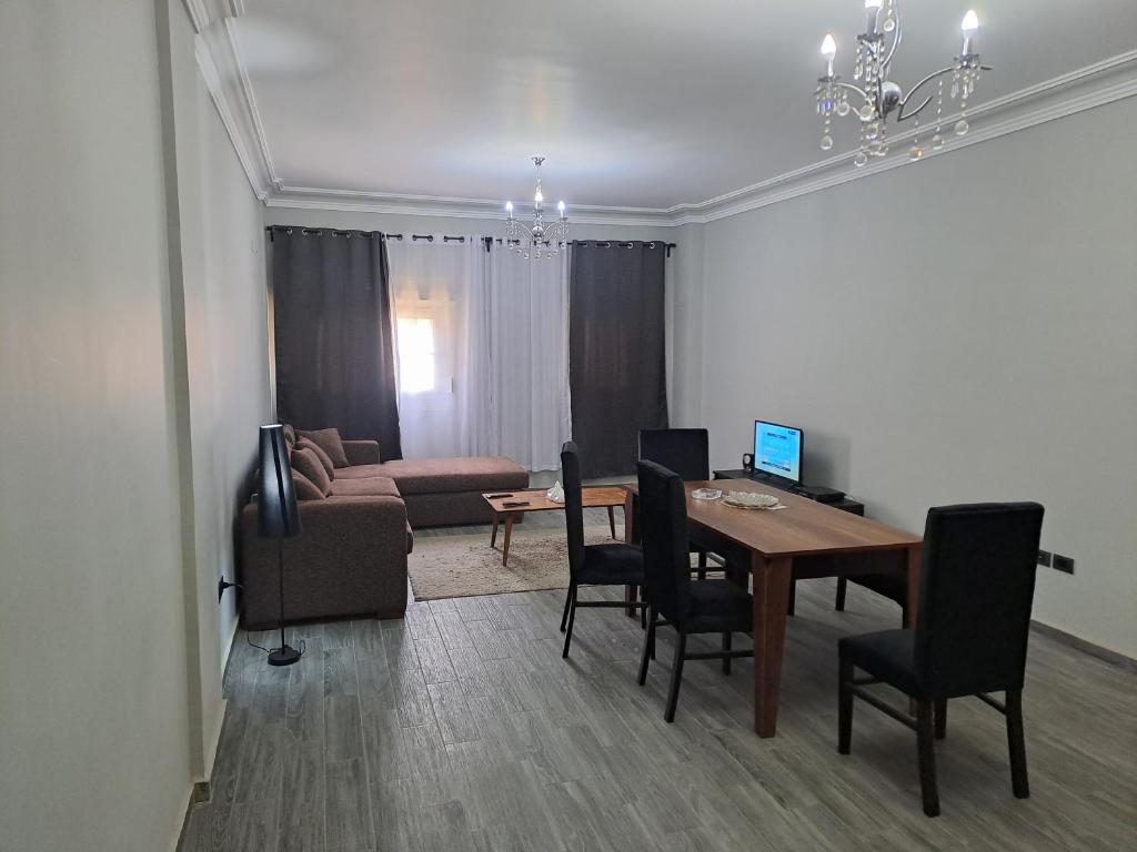 TV a/nebo společenská místnost v ubytování Heliopolis Residence Shorouk city, Cairo (premium)