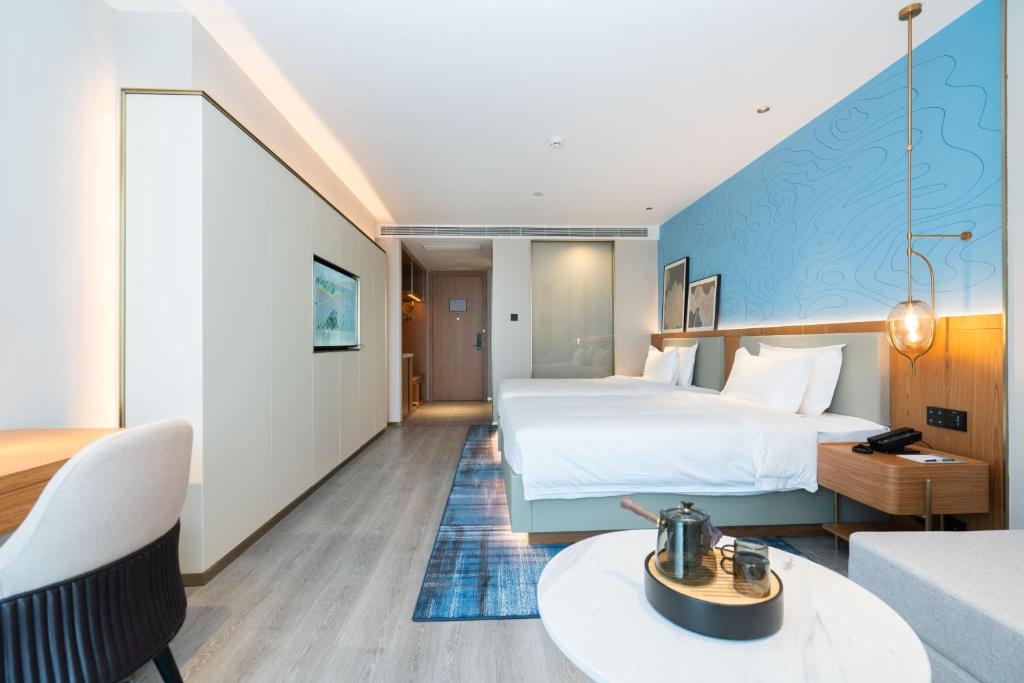 Postel nebo postele na pokoji v ubytování Country Inn & Suite by Radisson, Wuhan Optics Valley Technology Convention and Exhibition Center