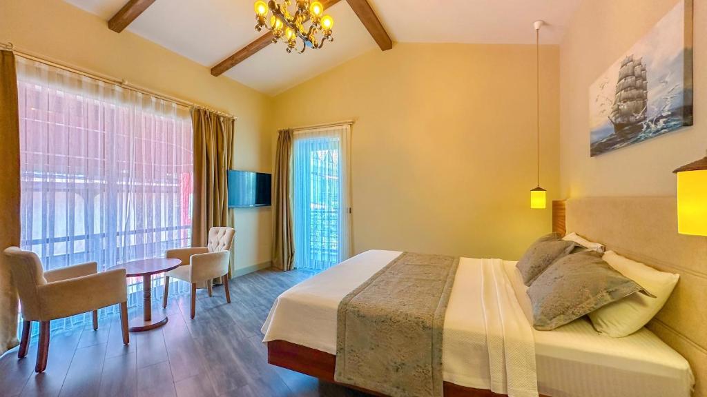 Postel nebo postele na pokoji v ubytování Göcek Centre Hotel
