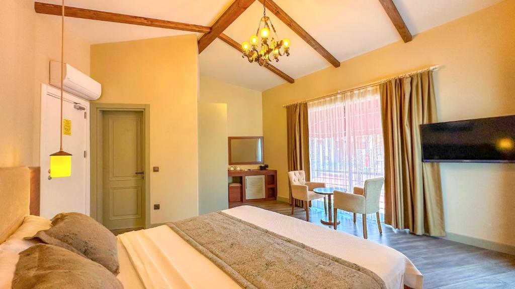 TV a/nebo společenská místnost v ubytování Göcek Centre Hotel