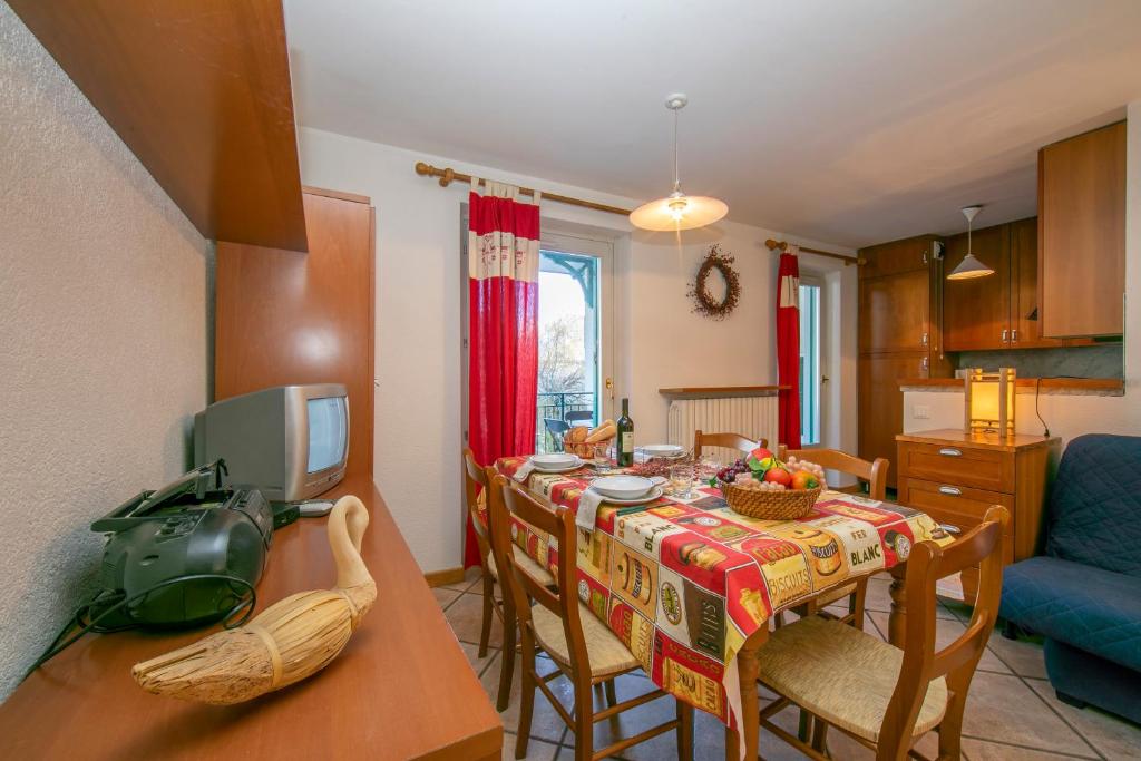 una cucina e una sala da pranzo con tavolo e sedie di Résidence Jardins d'Androsace 17 - Happy Rentals a Chamonix-Mont-Blanc